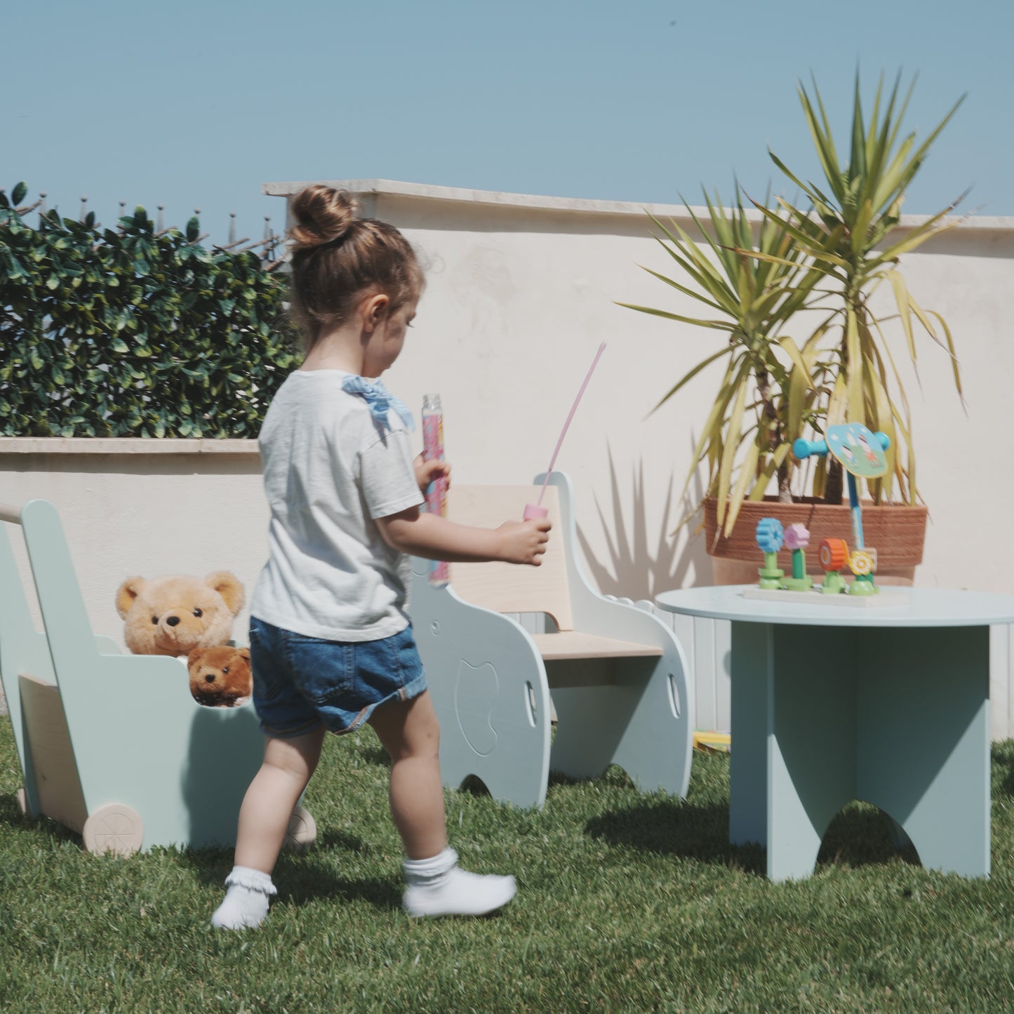 tavolino-elefante-skyblu-in-legno-betulla-arredi-per-bambini-artigianale